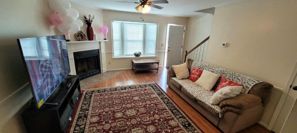 Charming Condo in Tuscaloosa near Stadium, Great location image
