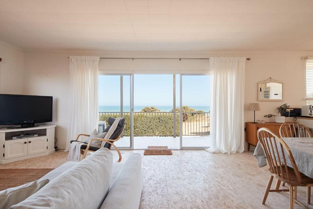 Golden Gully Beach Shack - A Relaxed Oceanfront Stay photo 1