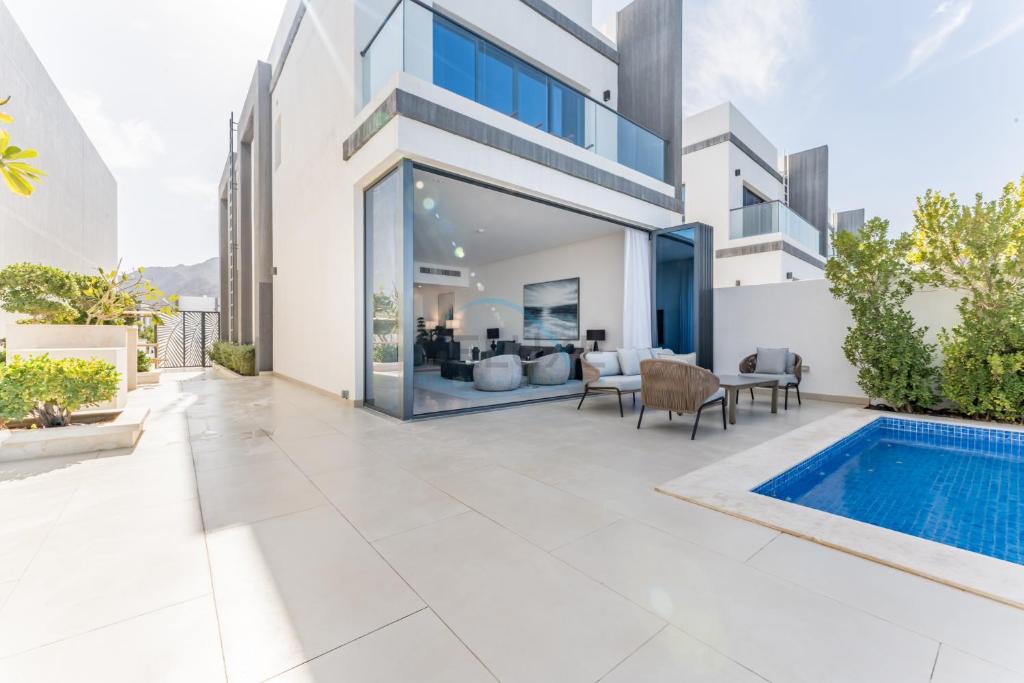Overlooking Pool & Sea Views Villa with BBQ Facility, Sharm - Al Dana Villa, Al Dana Island by Deluxe Holiday Homes photo 4