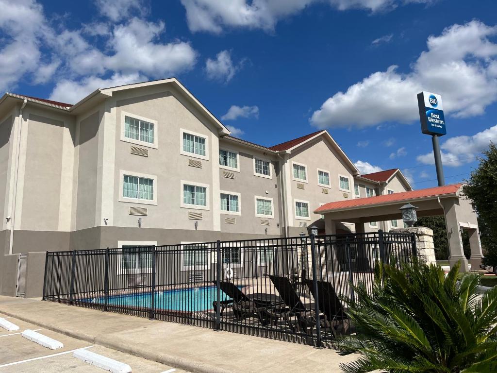 Best Western Cleveland Inn & Suites image