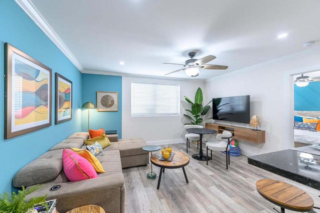 One block from beach South Beach Ocean Dr-King Bed image