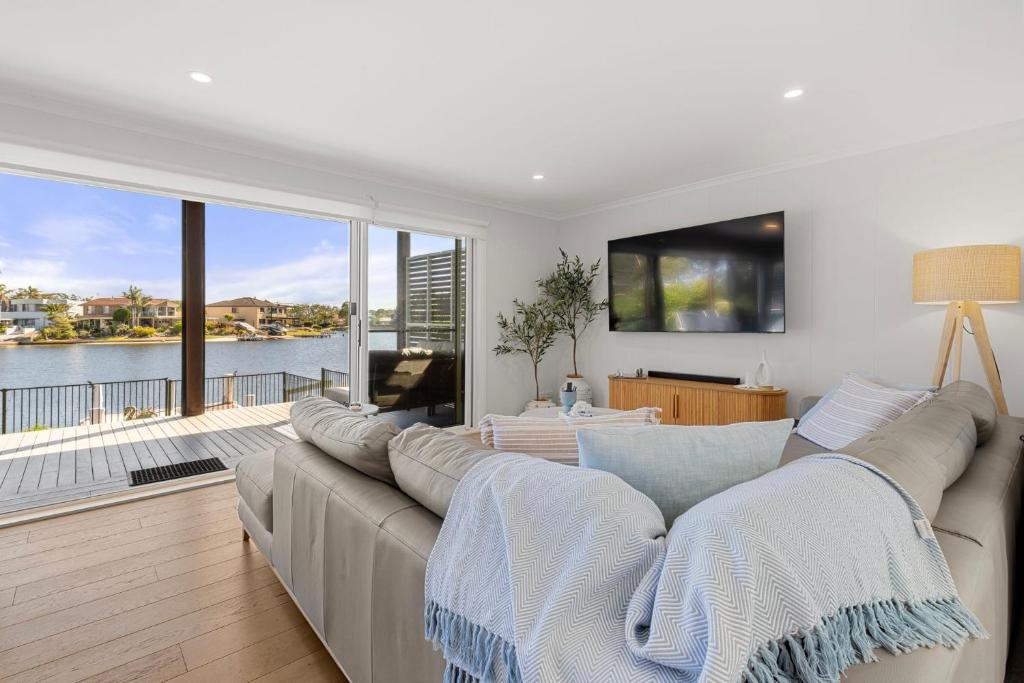 Watersedge - Absolute Waterfront photo 1