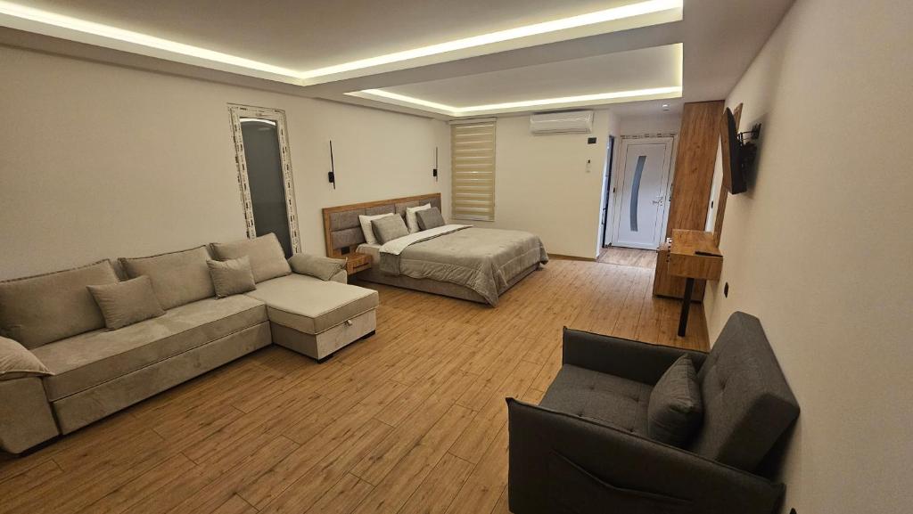 Private Suite With Jacuzzi River View photo 4