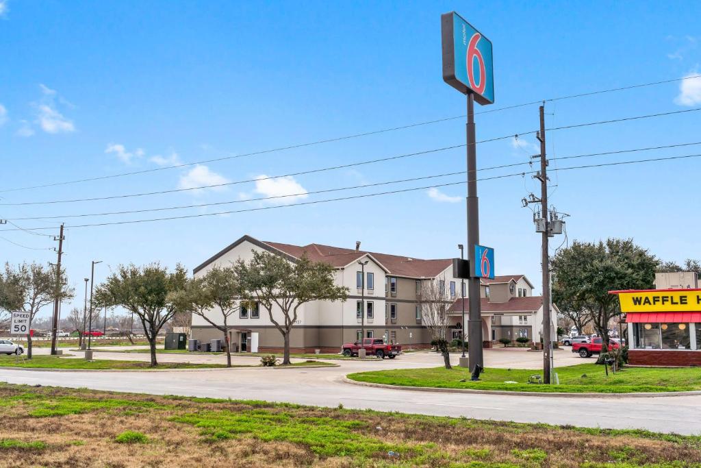 Motel 6 Rosenberg, TX image