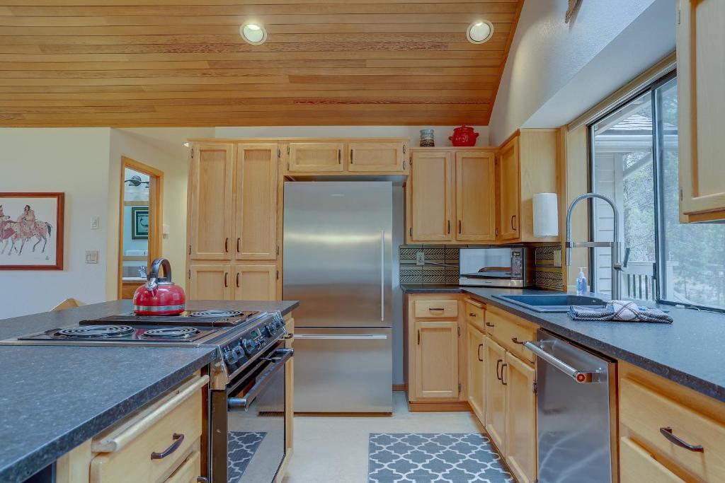 2 Quail Home Private Hot Tub, Steps From Sharc and Short Walk to the Sunriver Village by Redawning image