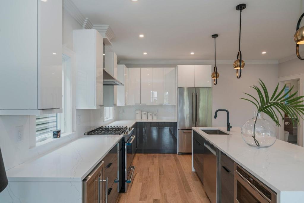 Modern Luxury 3BR 2BA 10 minutes to NYC image