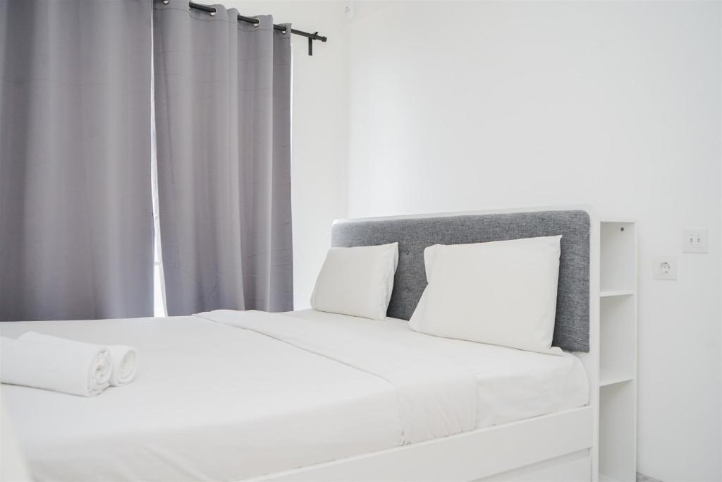 Comfy and Cozy Stay Studio Room at Sky House BSD Apartment By Travelio
