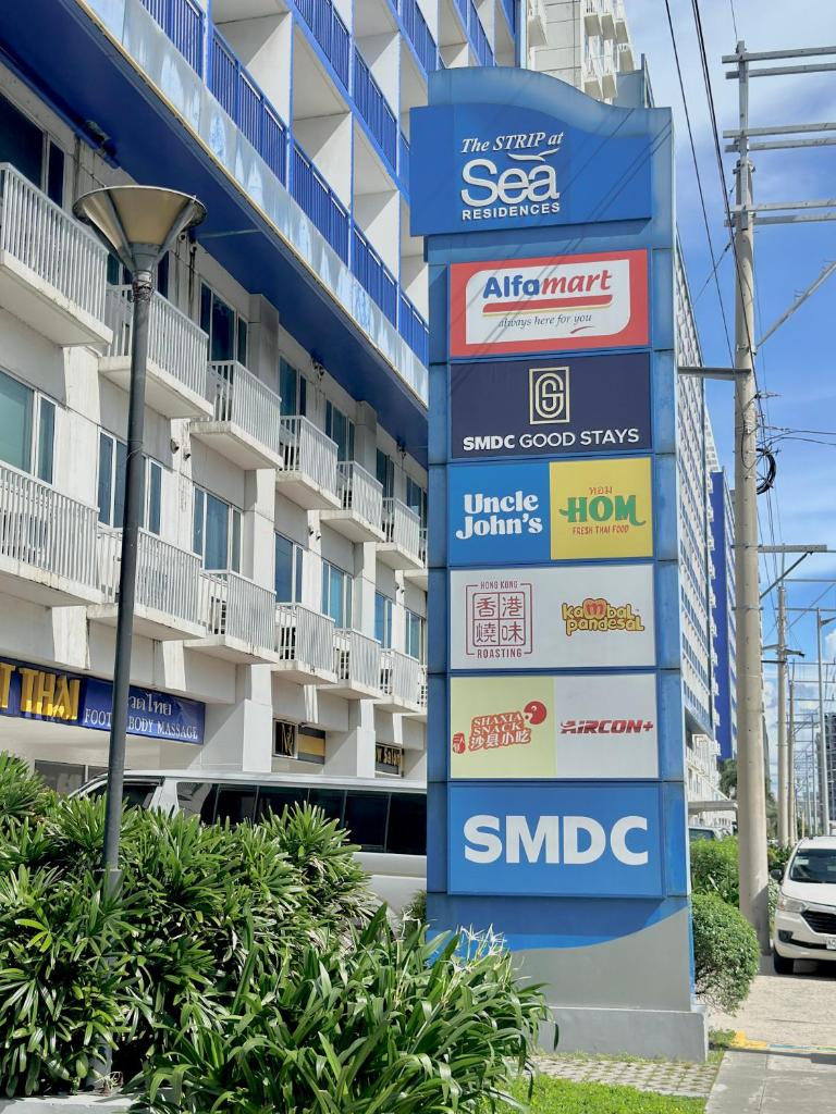 Sea Residences 2BR Pool View Unit for 4-8 pax - Beehive Stay MOA