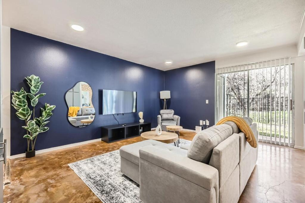Your Cozy King Suite Getaway - Sleeps 4 - Pool, Prkg image