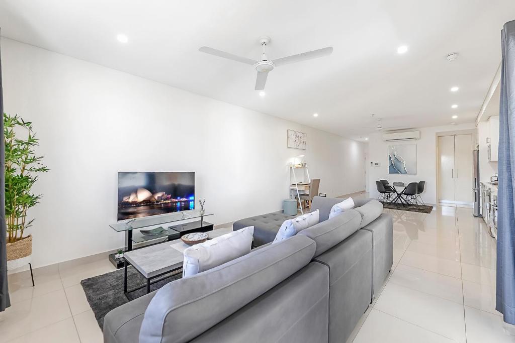Luxurious 2BR Oasis with Pool and Parking photo 2