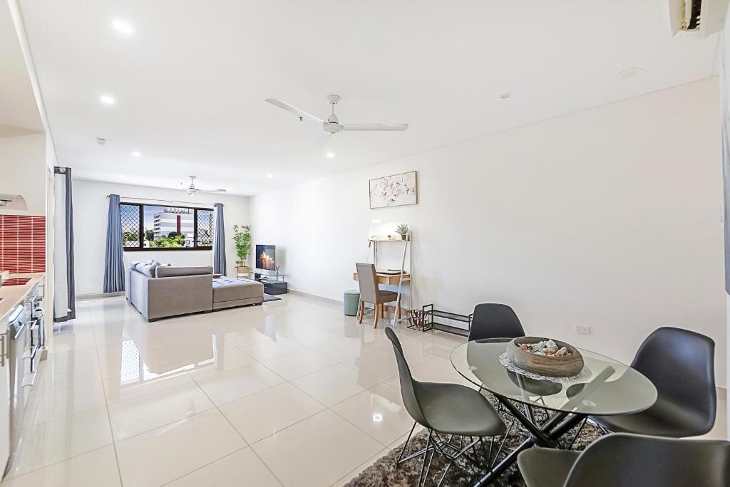 Luxurious 2BR Oasis with Pool and Parking photo 3