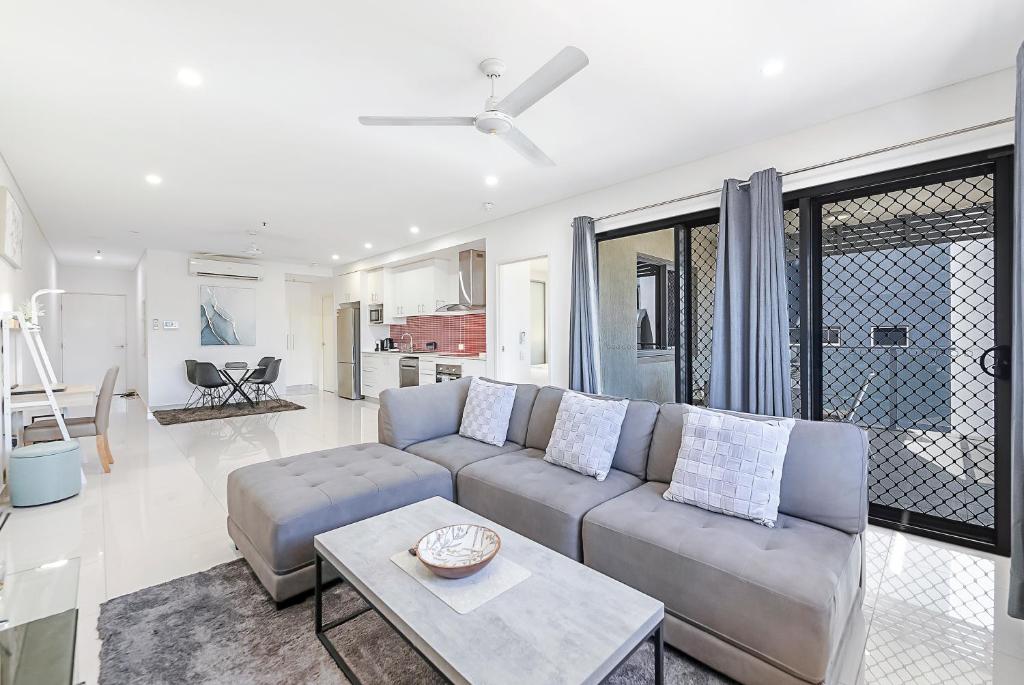 Luxurious 2BR Oasis with Pool and Parking photo 1