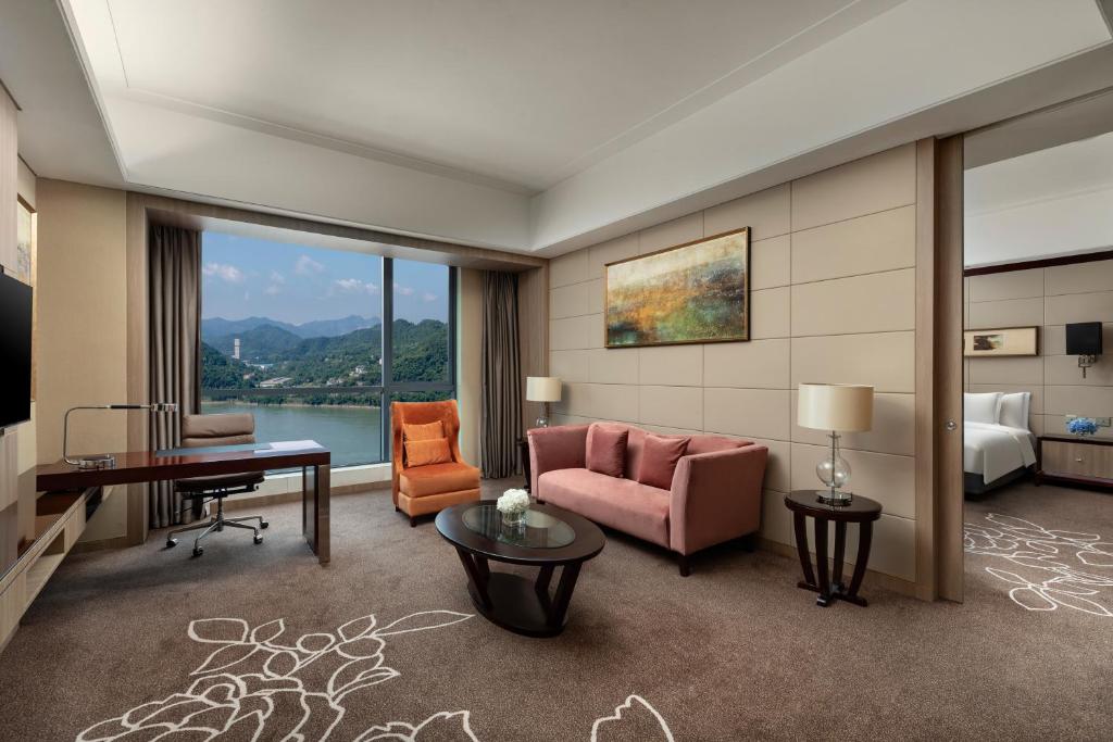 Crowne Plaza Yichang by IHG - Tap to explore photos