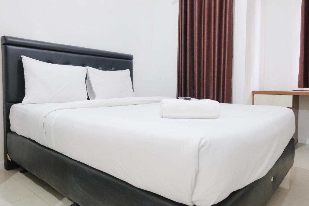 Modern Classic Studio at Apartment Parahyangan Residence By Travelio