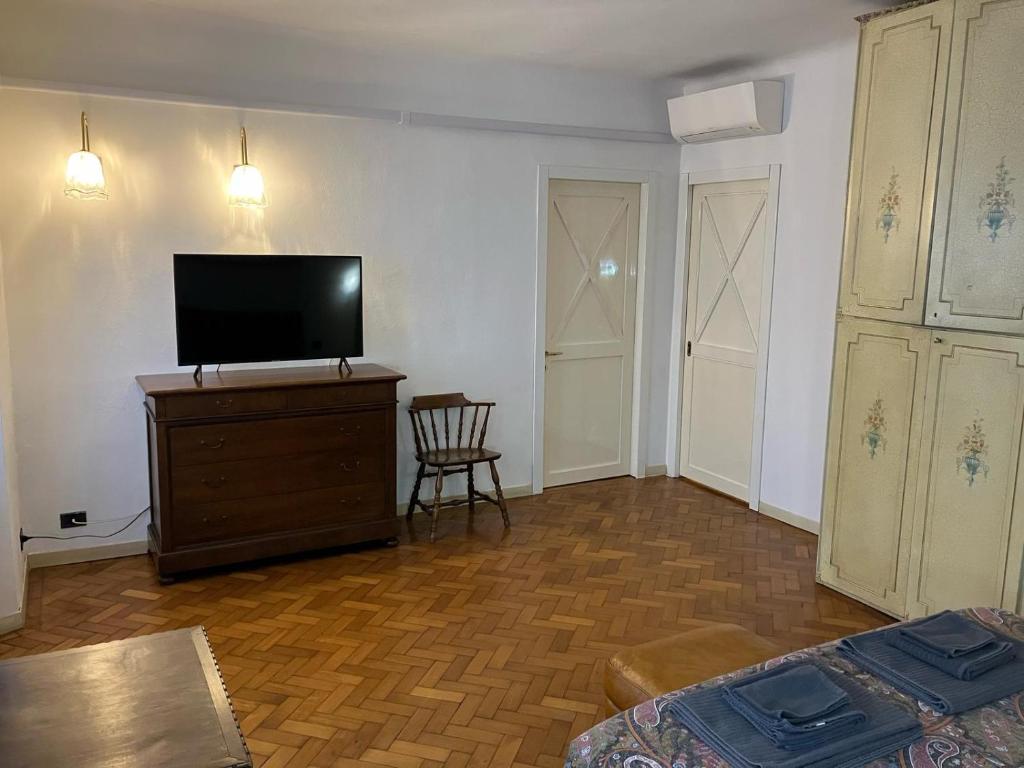 Al Portico Private Rooms - Tap to explore photos