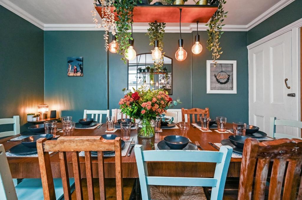 Spacious 5 Bedroom Townhouse Sleeps 10 - Pet Friendly near Roath Park & City - Tap to explore photos