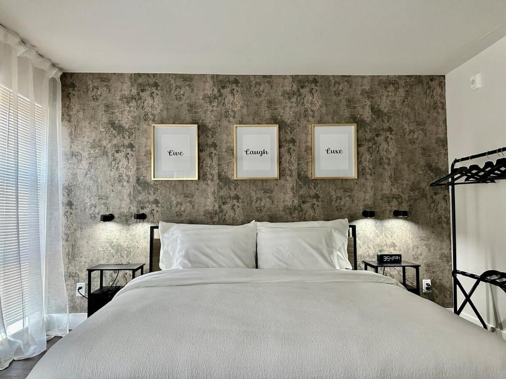 LUXE Modern Retreat in the City image