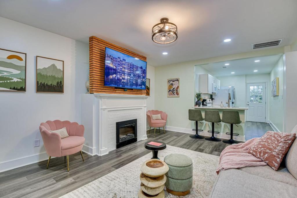 Stylish APT 1mile To Masters 2mi Medical Center image