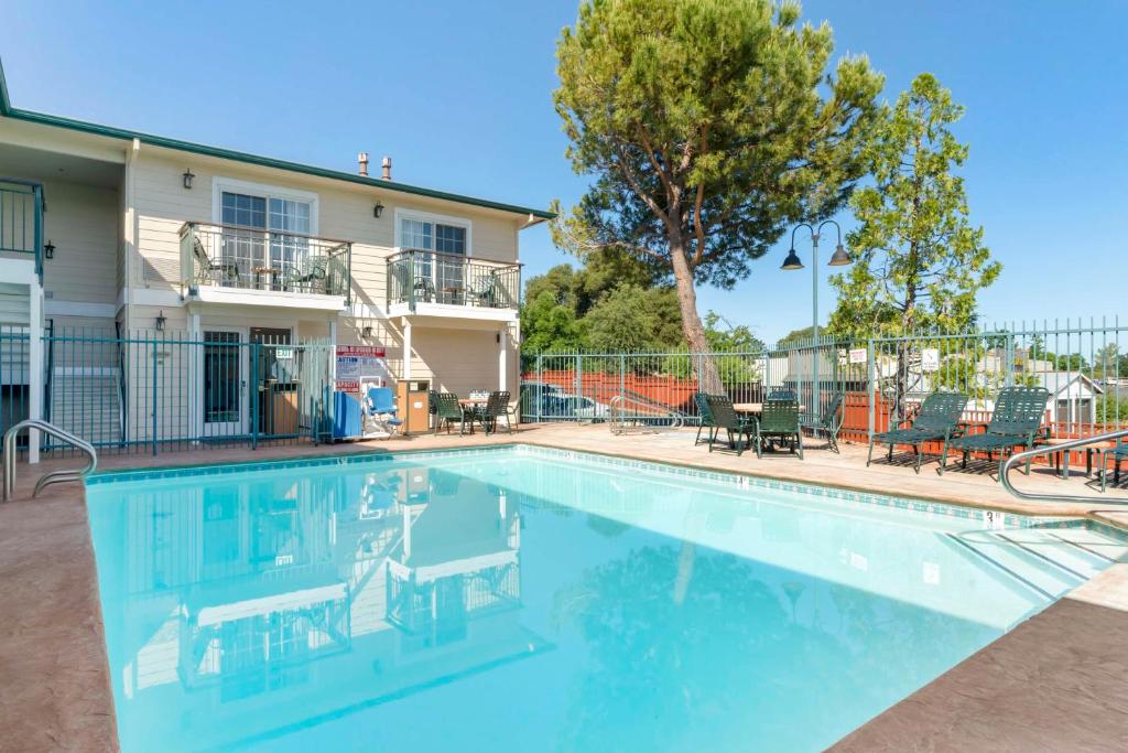 Best Western Cedar Inn & Suites image