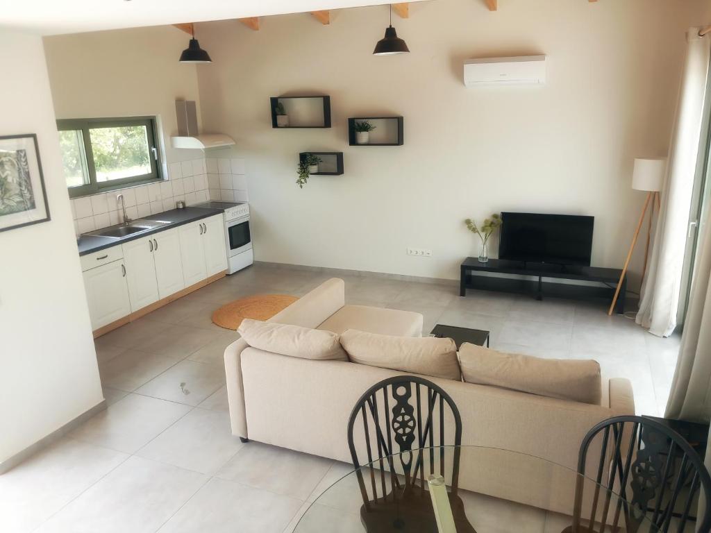 Beautiful 2 bedroom villa with private plunge pool - Tap to explore photos