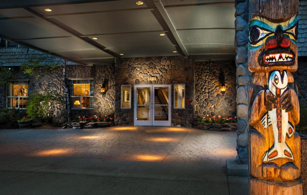 Coast Inn at Lake Hood image