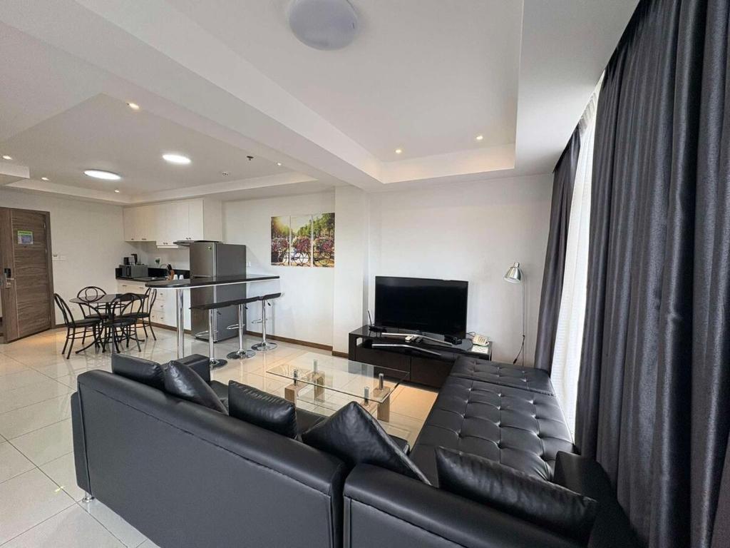 Rooms of Sheryll Escapes - La Grande Penthouse 1 bedroom with private jacuzzi & Netflix!
