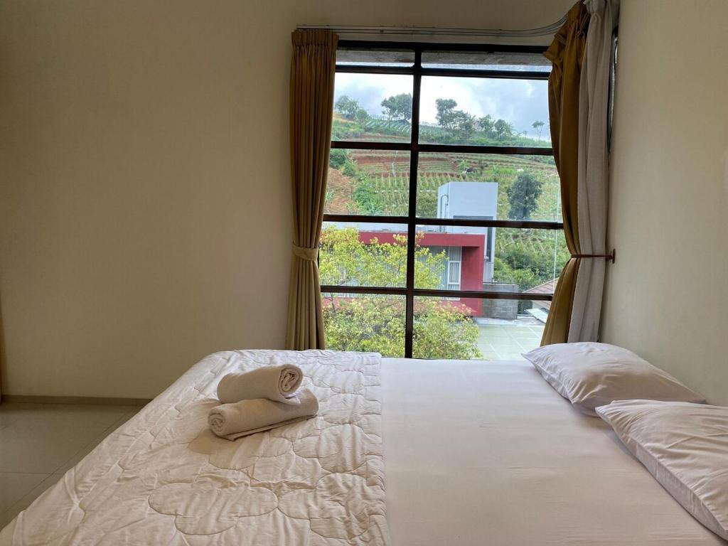 Family Only Cozy Villa on Top of Bandung - De Reiz Iris Syariah 4BR photo 3