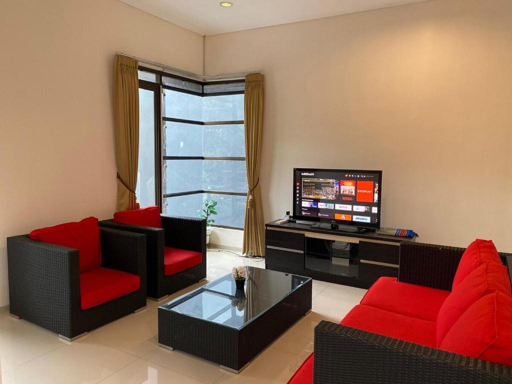 Family Only Cozy Villa on Top of Bandung - De Reiz Iris Syariah 4BR photo 1