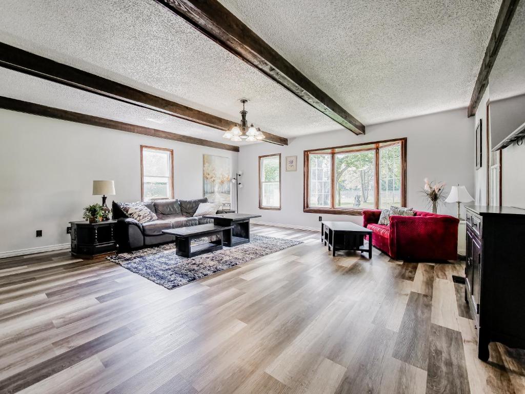 Charming Old Farmhouse, Spacious 2BR on 2Plus Acres image