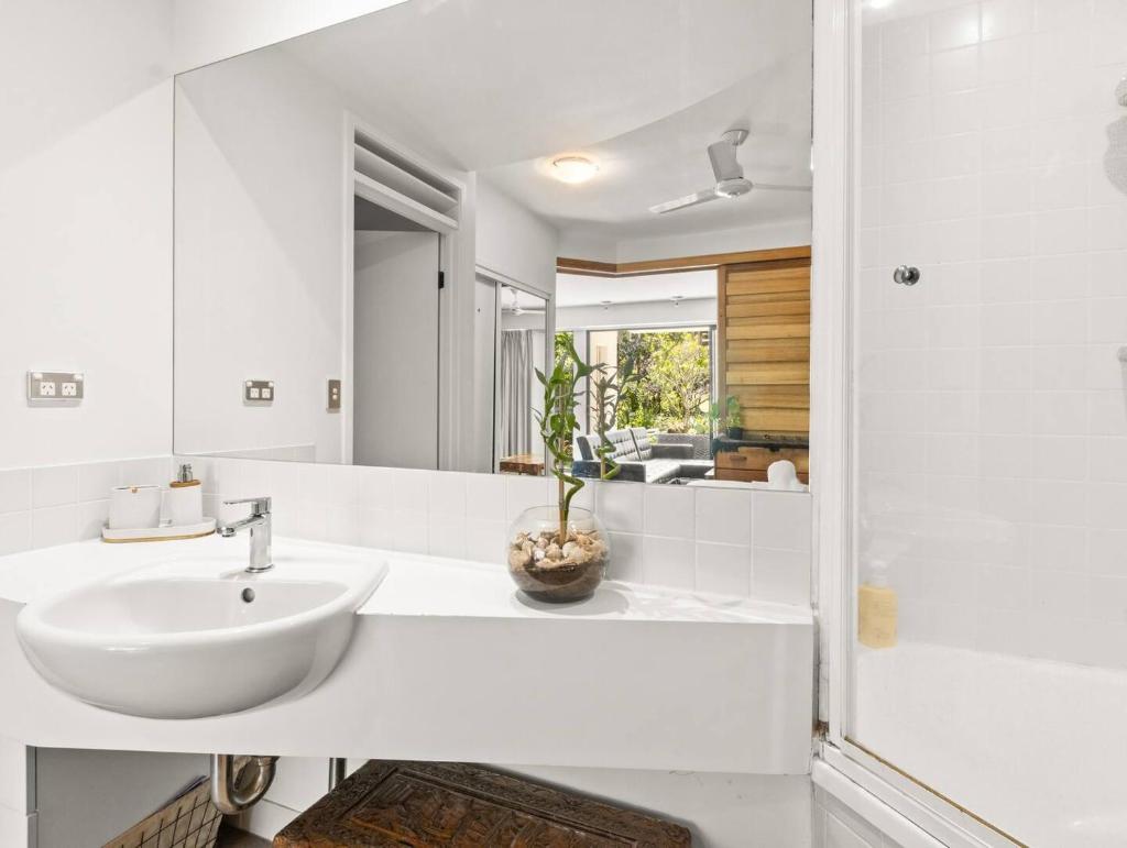 Casuarina Apartment, 200m from the Beach! photo 3