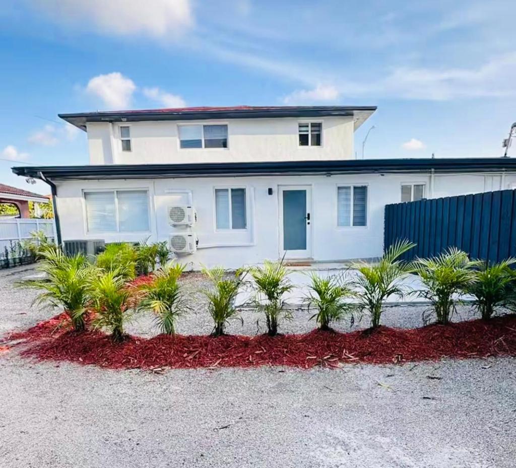 Stylish 1BR Near Miami Airport & Port! image