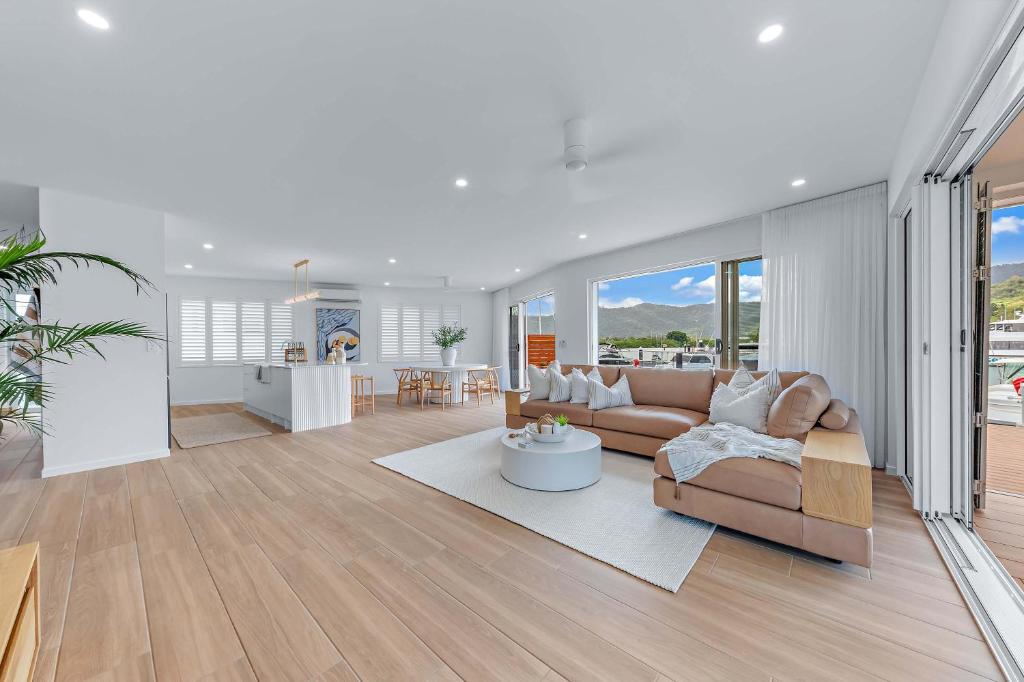 Whitsunday Waterfront Luxury at 19 The Cove photo 4