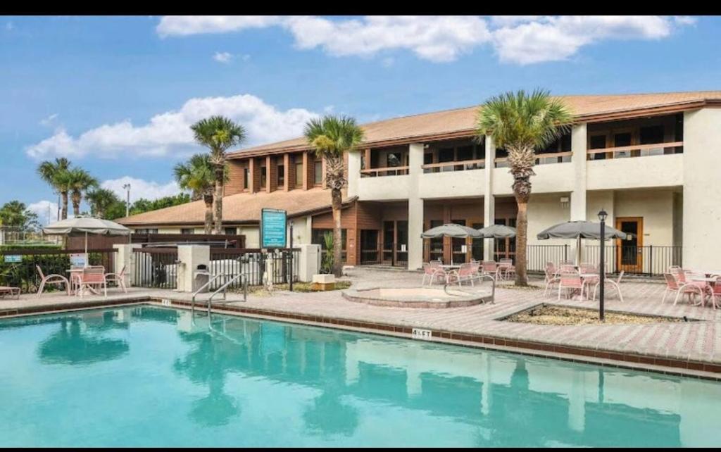Orlando Oasis 2BR Disney Parks Fast Wi fi Pool Gym Free Parking Workspace Free cable near Universal Studios image