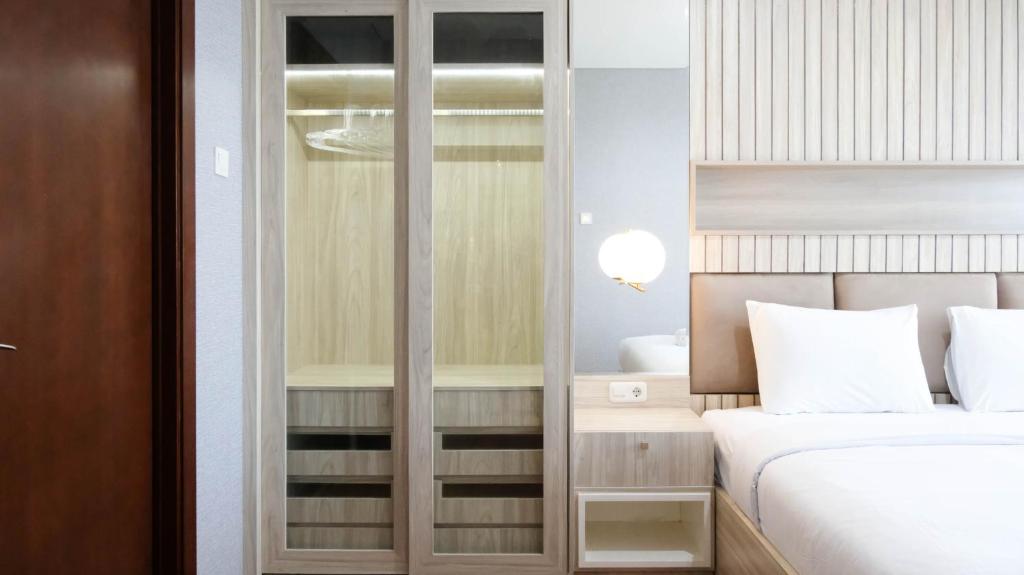 Rooms of Nice and Relax 1BR at Grand Sungkono Lagoon Apartment By Travelio