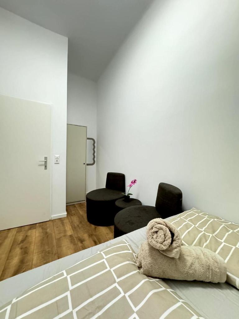 Cozy 9BR Apartment for 18 Near Augarten - Tap to explore photos