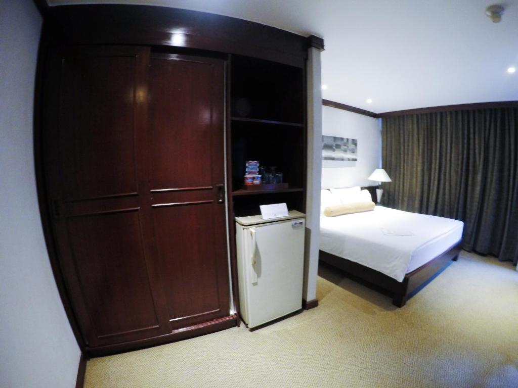 Двухместный (Standard Corner Room City View), City Lodge Soi 9 Hotel