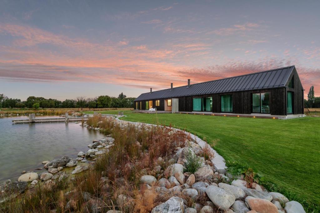 Lyford Luxury Lodge Twizel - Tap to explore photos