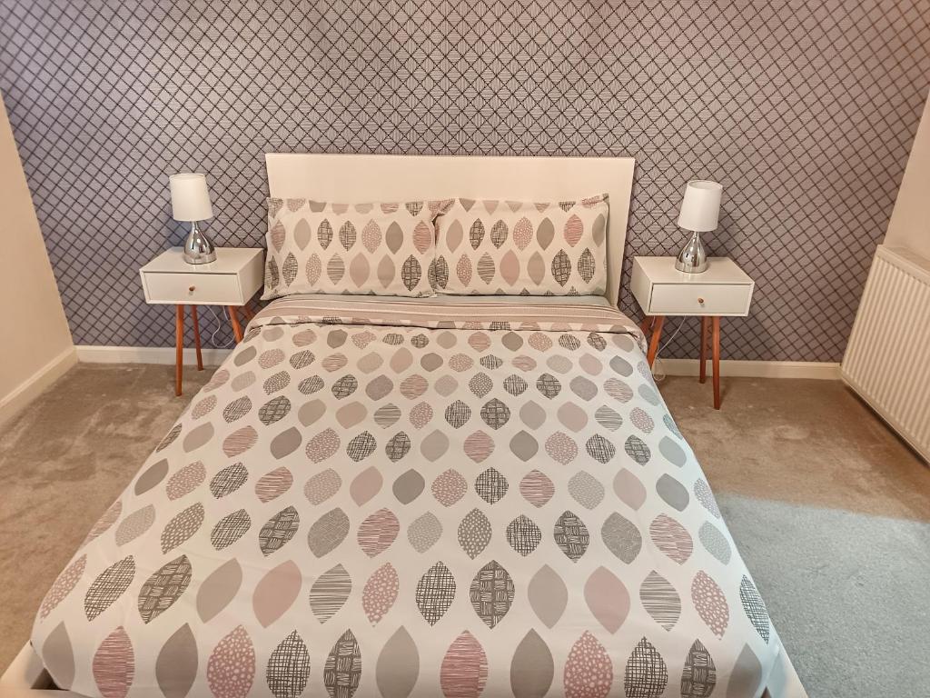 Steps away from Top Attractions, 2 Bed 2 Bath, Cathedral Quarter, Free Parking