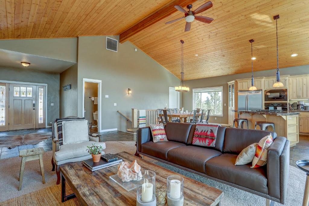 Golden Butte 4 Bedroom Home by Redawning image