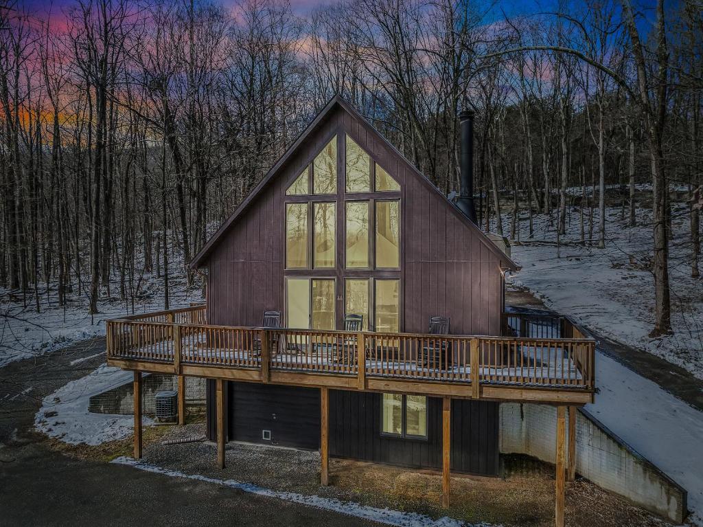 Sqyrls Nest - 3BR Retreat With a Hot Tub image