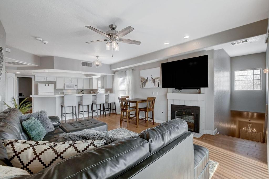 Gated 2BD condo near Summerlin! image