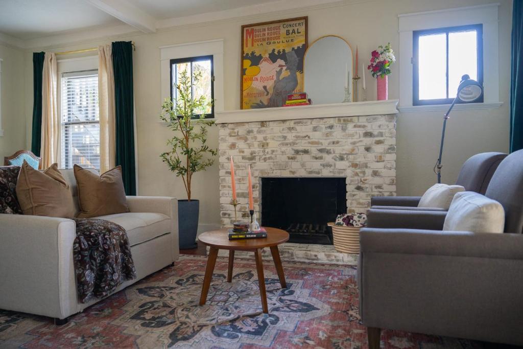 Historic Orlando Casita Love Apt A with backyard image