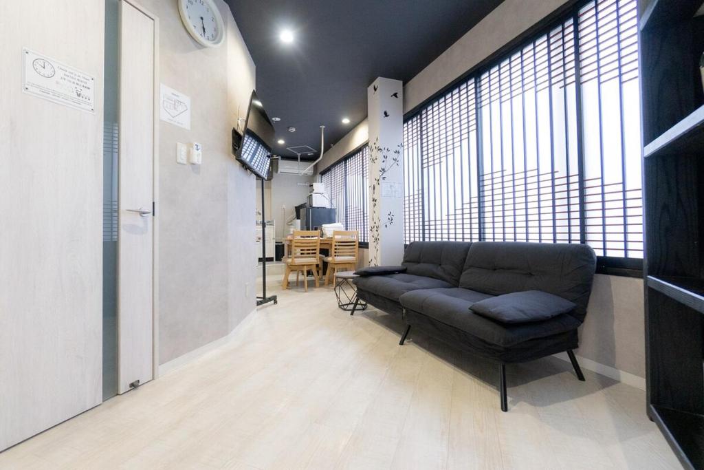 4F Guest House NETOMARI 最大7名,1フロア貸切51m2, USJ2駅,西九条徒歩2分,トイレ2つ,洗濯機完備 - Tap to explore photos