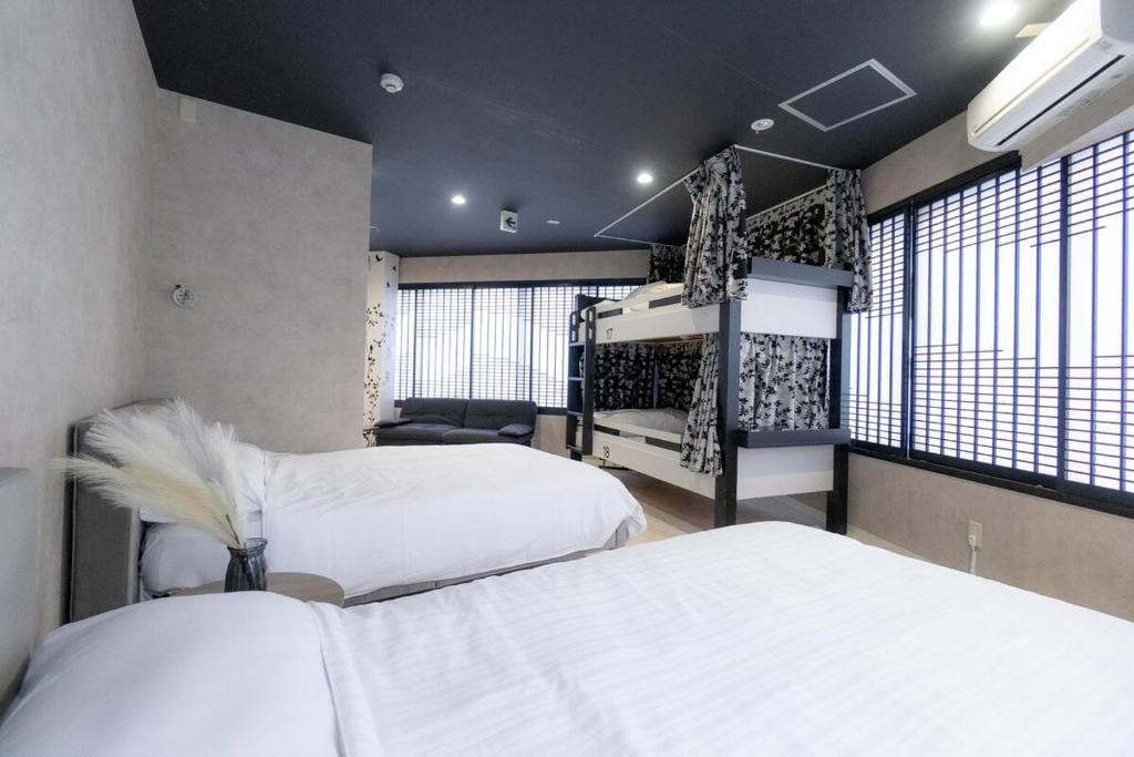 4F Guest House NETOMARI 最大7名,1フロア貸切51m2, USJ2駅,西九条徒歩2分,トイレ2つ,洗濯機完備 - Tap to explore photos