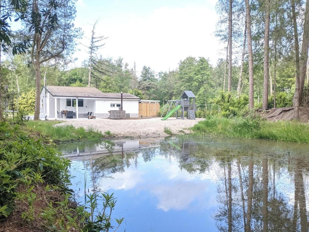 Chalet Venepoel, rustig en bosrijk gelegen met zwemvijver en hottub