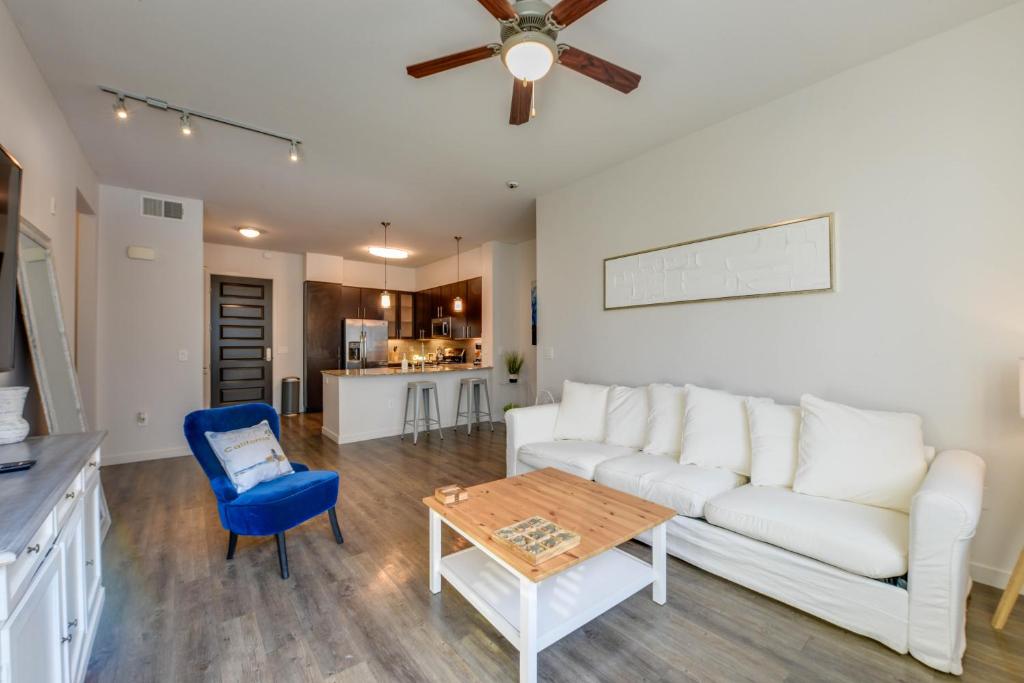 Lux 2 Bedroom in Woodland Hills image
