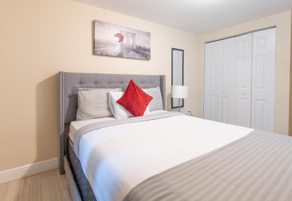 COZY Private Apts in Hollywood By Hard Rock Casino! image