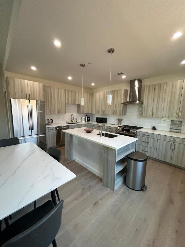 Brand New Spacious Tonwhome 3br 3ba sleeps 9 image