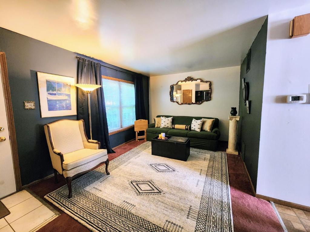 2 bedroom Home 6 mins to United Center with Parking image