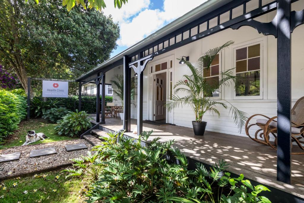 2 BDR Bangalow Home and Sauna photo 3